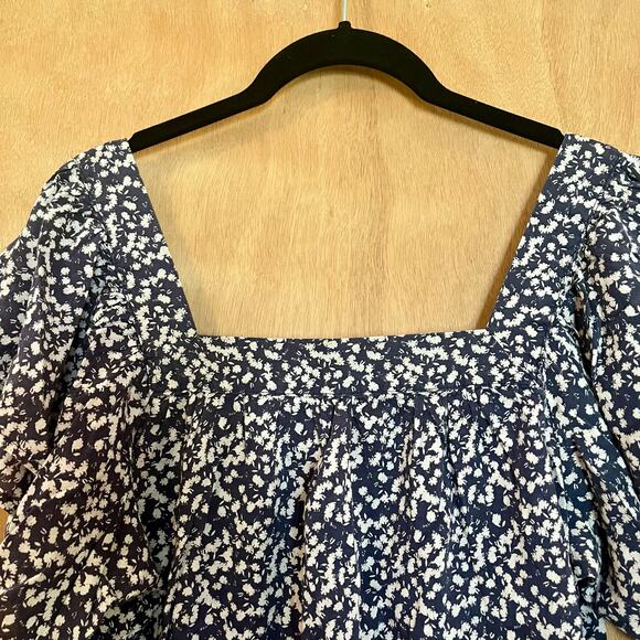 Vince Camuto Floral Flutter Sleeve Top | Square Neck Blouse Size Medium - Picture 6 of 8